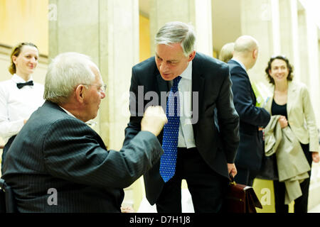 Berlin, Deutschland. 7. Mai 2013. Eine Pressekonferenz findet statt an das Bundesministerium der Finanzen in Berlin anlässlich des 25-jährigen Jubiläums des Deutsch-französischer Finanz- und Wirtschaftsrat unter Beteiligung der deutschen Bundesfinanzminister, Wolfgang Schäuble, der Präsident der Deutschen Bundesbank, Jens Weidmann, der französische Minister für Wirtschaft, Finanzen und Außenhandel, Pierre Moscovici und Präsident der Bank von Frankreich Christian Noyer. Bild: Wolfgang Schäuble (CDU), Bundesminister der Finanzen, im Gespräch mit Präsident der Banque de France, Christian Noyer. Stockfoto