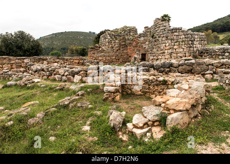 Die Nuraghe di Palmavera ist eines der größten und wichtigsten nuragischen Stätten auf der Insel Sardinien in Italien Stockfoto