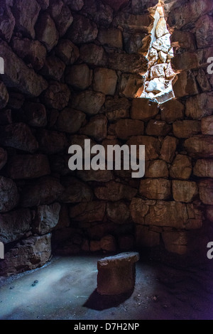 Die Nuraghe di Palmavera ist eines der größten und wichtigsten nuragischen Stätten auf der Insel Sardinien in Italien Stockfoto