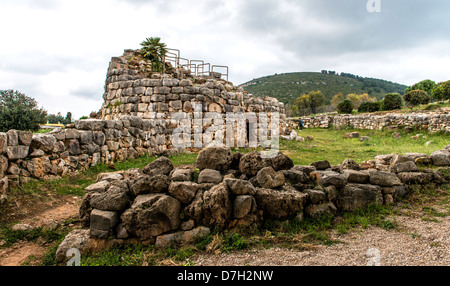 Die Nuraghe di Palmavera ist eines der größten und wichtigsten nuragischen Stätten auf der Insel Sardinien in Italien Stockfoto