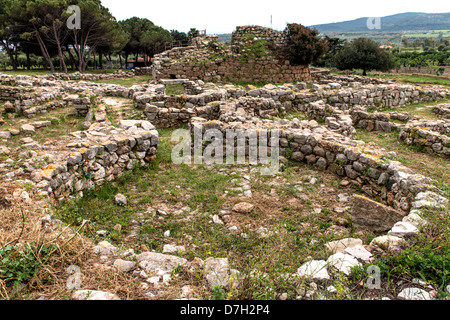 Die Nuraghe di Palmavera ist eines der größten und wichtigsten nuragischen Stätten auf der Insel Sardinien in Italien Stockfoto