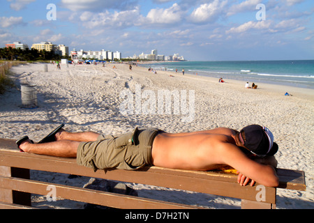 Miami Beach Florida, South Pointe Park, Point, Atlantik, Wasser, Männer Männer Erwachsene Erwachsene, Sonnenbaden, Sonnenbaden, Liegen, Sand, öffentlicher Strand, Surfen, FL1210 Stockfoto