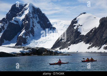 Kajakfahrer auf Petermann Island, Antarktis. Stockfoto