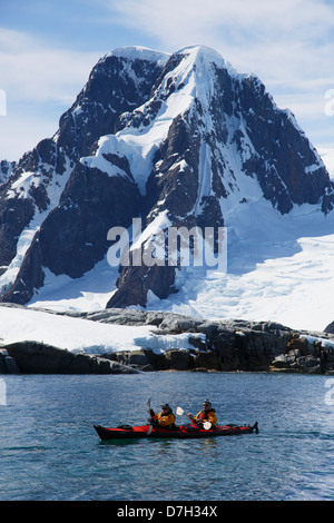 Kajakfahrer auf Petermann Island, Antarktis. Stockfoto