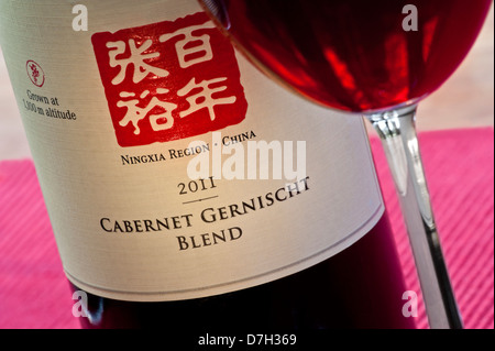 Schließen Sie die Ansicht auf Flasche und Etikett 2011 chinesische "Changyu" Cabernet Gernischt Rotwein aus der Region Ningxia in China Stockfoto