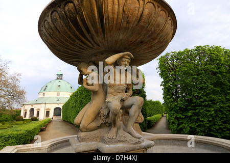 Rotunde Gebäude und barocker Brunnen im Blumengarten Kromeriz Tschechien Stockfoto