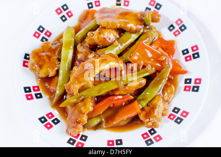 Stir Fry gebratene Hähnchenstreifen mit grünen Bohnen, Paprika und Karotten in süß-saurer Soße. Asiatische Delikatesse. Stockfoto