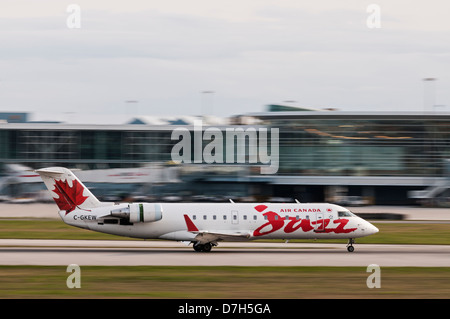 Ein CRJ-200LR Air Canada Jazz Regionaljet Landung Stockfoto