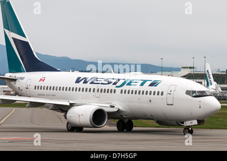 WestJet Boeing 737 (737-7CT) rollt um abzunehmen bei Vancouver International Airport. Stockfoto