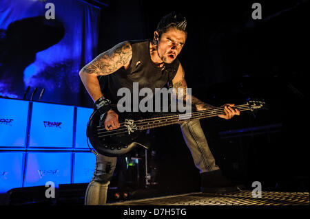 Toronto, Ontario, Kanada. 7. Mai 2013. Britische Heavy-Metal-Band "Bullet For My Valentine" trat beim Sound Academy in Toronto. Im Bild: Bassist JASON JAMES (Bild Kredit: Kredit: Igor Vidyashev/ZUMAPRESS.com/Alamy Live News) Stockfoto