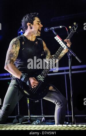 Toronto, Ontario, Kanada. 7. Mai 2013. Britische Heavy-Metal-Band "Bullet For My Valentine" trat beim Sound Academy in Toronto. Im Bild: Bassist JASON JAMES (Bild Kredit: Kredit: Igor Vidyashev/ZUMAPRESS.com/Alamy Live News) Stockfoto