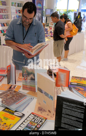 Miami Florida, Buchmesse Miami International, Stand, Stand, Vitrine Verkauf, Shopping Shopper Shopper Shop Shops Markt Märkte Marktplatz Kauf Selli Stockfoto