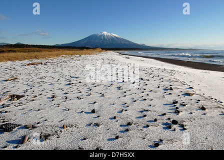 Neuschnee auf Tiatia Vulkan an der Pazifik-Küste auf der Insel Kunaschir. Süd-Kurilen, Russland Stockfoto