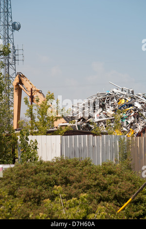 Ein großer Haufen Schrott auf einem Schrottplatz Metall Recycling. Stockfoto