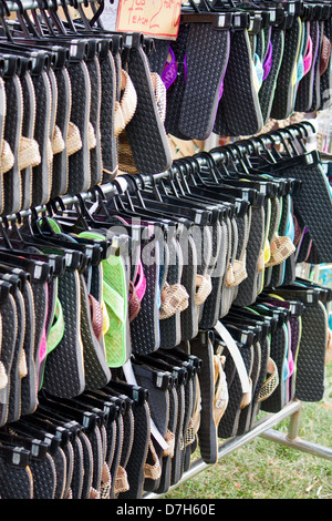 eine Rack mit Flip flops für den Verkauf in einem outdoor-Sommer-festival Stockfoto