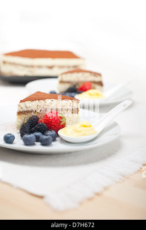 klassische italienische Tiramisu Dessert mit Beeren und Custartd Konditorcreme auf Seite Stockfoto