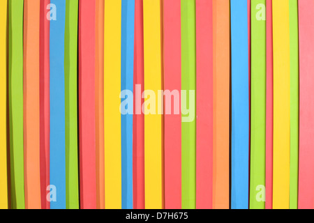 bunte große Gummibändern in vertikale Muster, horizontalen Rahmen angeordnet. Stockfoto