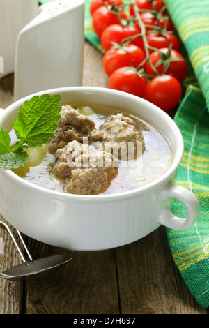 Eintopf mit Fleischbällchen und Gemüse in Schüssel weiß Stockfoto