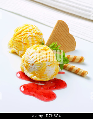 Kugeln Eis mit Himbeersauce und Wafer Stockfoto