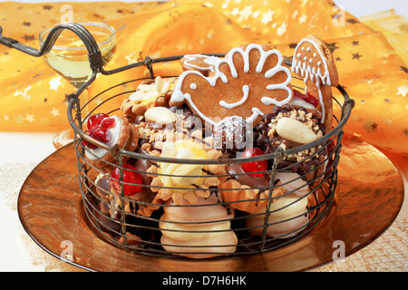 Verschiedene Dessert Cookies in einen Drahtkorb Stockfoto