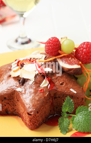 Lebkuchen-Kuchen mit frischen Früchten garniert Stockfoto