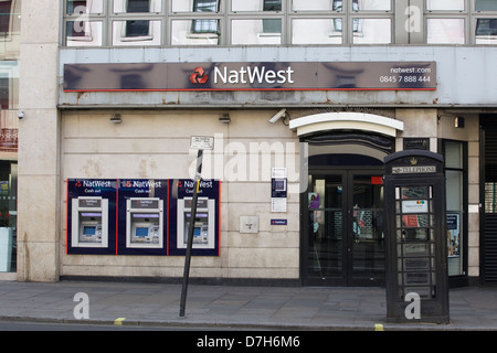 Vor dem Eingang der Natwest Bank und Geldautomaten Stockfoto