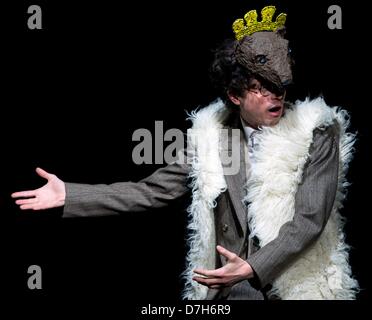 Berlin, Deutschland. 7. Mai 2013. Schauspieler Mattis Nolte führt während einer Probe des Stücks "Schwabenhatz - Dienstags ist Jagdzeit" ("schwäbische Jagd - dienstags ist Tag der Jagd") in der Kulturbrauerei in Berlin. Das Stück geht es um den Hass gegen Schwaben in Berlin und wurde am 07. Mai uraufgeführt. Foto: Soeren Stache/Dpa/Alamy Live News Stockfoto