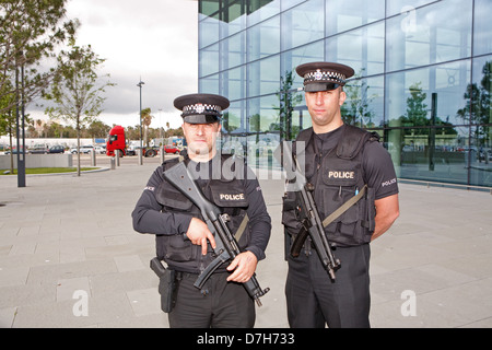 Zwei Polizisten auf der Hut vor Gibraltar Flughafen Stockfoto