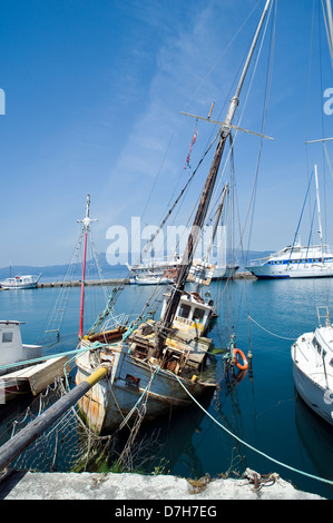 Boote im Hafen von Korfu-Stadt, Korfu, Griechenland Stockfoto