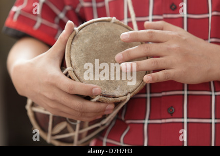 Männerhände schlagen die Trommel Stockfoto