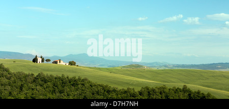 Panoramablick auf den toskanischen Hügeln in der Nähe von Pienza mit kleinen Kapelle auf sanften Hügeln Stockfoto