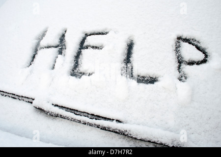 Hilfe-Wort geschrieben am Vorderwagen Fenster mit schweren nassen Schnee bedeckt Stockfoto