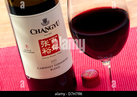 Flasche und Glas 2011 chinesischer „Changyu“ Cabernet Gernischt Rotwein aus der Region Ningxia in China. Schraubverschluss. Stockfoto