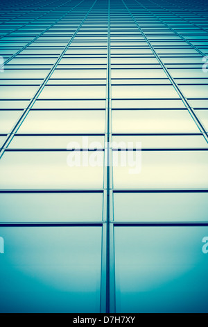 Konvergierenden Glasscheiben Glasfenster auf ein hohes Gebäude mit einem Kreuz verarbeiteten Farbbehandlung. Stockfoto