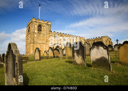 Str. Marys Kirche und Friedhof vor blauem Himmel in Whitby North Yorkshire England UK. Stockfoto