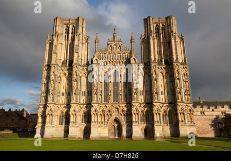 Die Westfassade des Wells Cathedral in Wells, Somerset, UK. Stockfoto