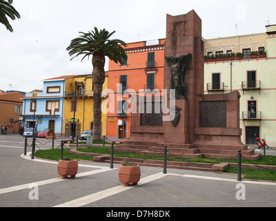 Ein kriegerdenkmal in einem Stadtplatz in Bosa auf Sardinien in Italien Stockfoto