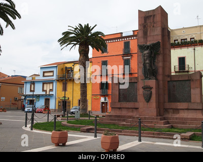 Ein kriegerdenkmal in einem Stadtplatz in Bosa auf Sardinien in Italien Stockfoto