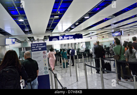 UK biometrischen Pass Einwanderung Grenzkontrolle Warteschlange für ankommende Passagiere am Flughafen London Heathrow terminal 3 Stockfoto