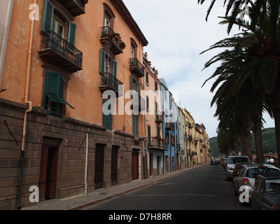 Eine interessante Straße in Bosa Altstadt auf der Insel Sardinien in Italien Stockfoto