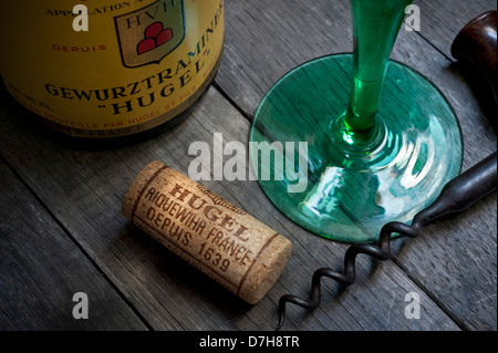 HUGEL ELSASS WEINPROBE KELLER Gewürztraminer Weinflasche Glas und Kork in Weinkeller Lage des renommierten Produzenten Riquewihr Elsass Frankreich Stockfoto