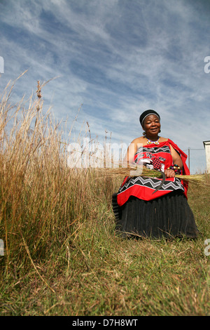 Afrikanerin Standortwahl in einem Feld tragen traditionelle Kleidung. Stockfoto