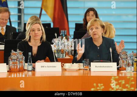 Angela Merkel + Dr. Kristina Schröder Treffen der Bundeskanzlerin Mit Frauen in Fuehrungspositionen Bundeskanzleramt 07.05.2013 Berlin Stockfoto