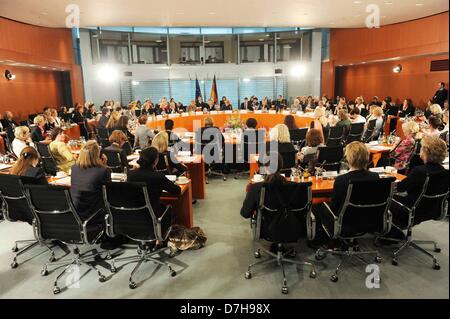 Angela Merkel + Dr. Kristina Schröder Konfernzsaal Treffen der Bundeskanzlerin Mit Frauen in Fuehrungspositionen Bundeskanzleramt 07.05.2013 Berlin Stockfoto