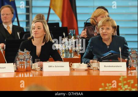 Angela Merkel und Dr. Kristina Schroeder bei einem Treffen mit Frauen in Führungspositionen im Bundeskanzleramt in Berlin, 07.05.2013 Stockfoto