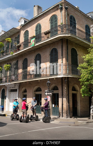 Touristen auf einer Segway-Tour im French Quarter von New Orleans Stockfoto