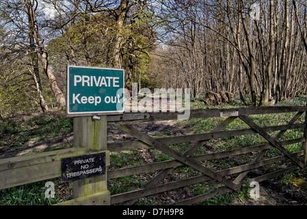 Privat halten Schild in einem Wald in der Nähe von Chilham Kent UK Stockfoto