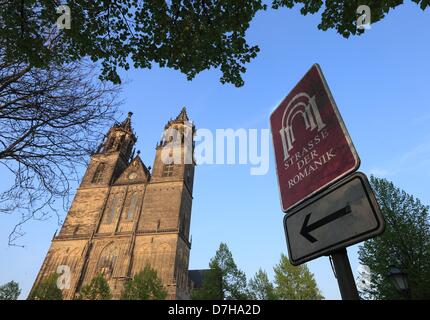 Die Kathedrale der Heiligen Katharina und Maurice ist auf der Straße der Romanik in Magdeburg, Deutschland, 5. Mai 2013 abgebildet. Der 1.200 Kilometer langen Ferienstraße verbindet 65 Seiten mit 80 romanische Objekte und ist eines der beliebtesten seiner Art mit landesweit rund 1,6 Millionen Besucher pro Jahr. Foto: Jens Wolf Stockfoto