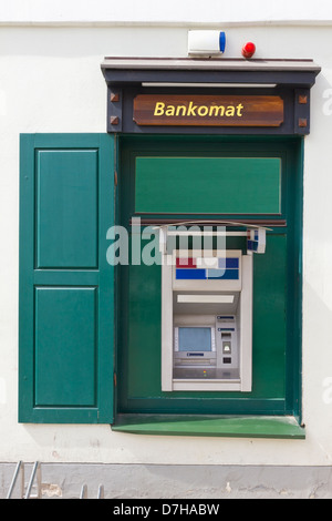 Die grüne Straße Geld ATM Bankomaten Massenproduktion Gerät besteht in einem Fenster des Wohnhauses Stockfoto