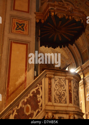 Schöne Kanzel in einer Kirche auf der Insel Sardinien Stockfoto